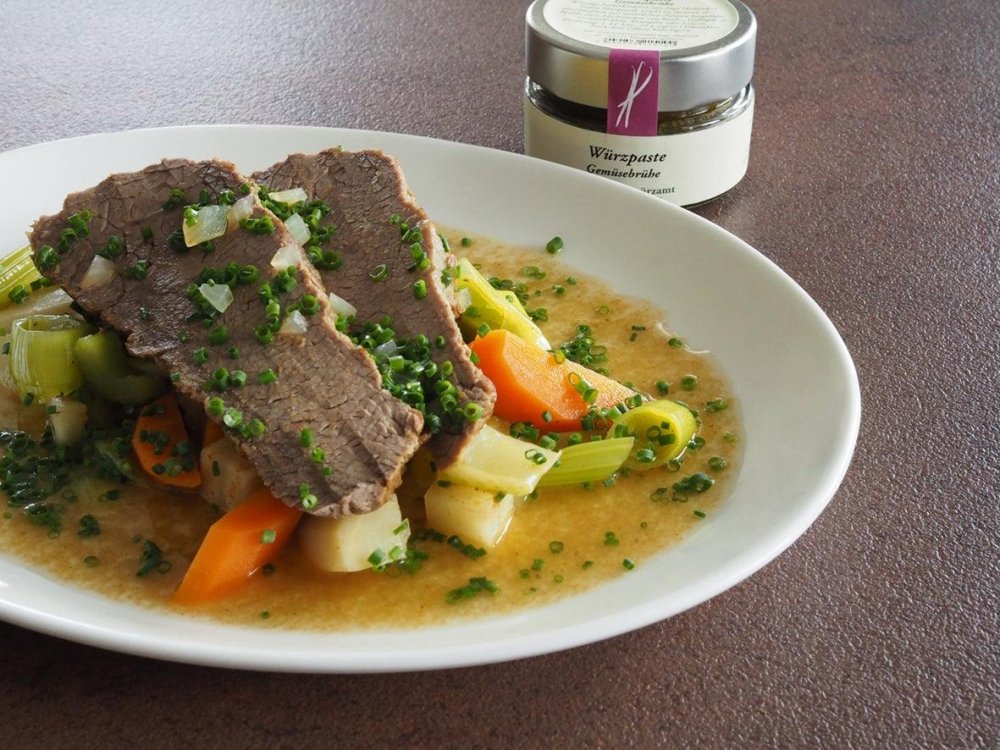 Gesottener Tafelspitz mit Würzpaste Gemüsebrühe: Altes Gewürzamt – www ... Gesottener Tafelspitz mit Würzpaste Gemüsebrühe: Altes Gewürzamt – www ...