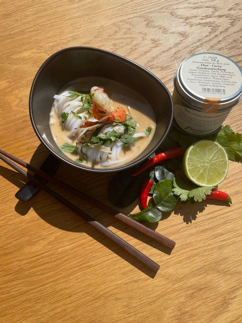 Thai - Curry Süppchen mit Glasnudeln und Riesengarnelen - www.altesgewuerzamt.de