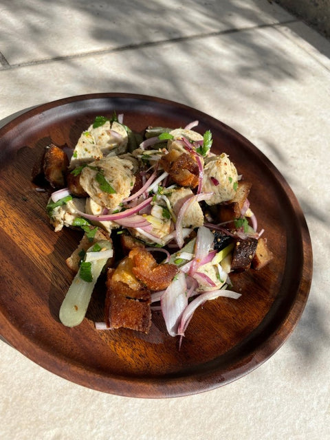 Weißwurstsalat mit Ducca, roten Zwiebeln und Brezncrunch - www.altesgewuerzamt.de