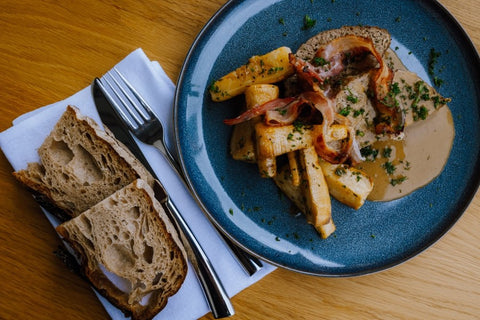 Hackbraten mit Röstzwiebeln vom Blech und Speck auf Petersilienwurzeln - www.altesgewuerzamt.de
