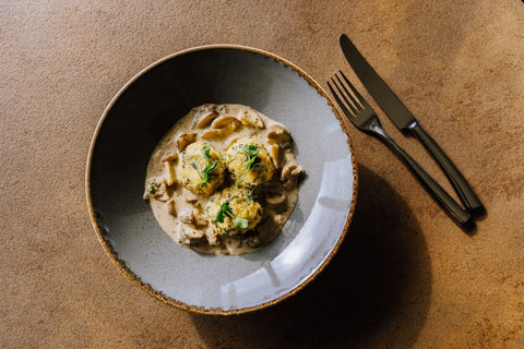 Polenta-Spinatknödel mit Bergkäse und Pilzrahmsoße - www.altesgewuerzamt.de