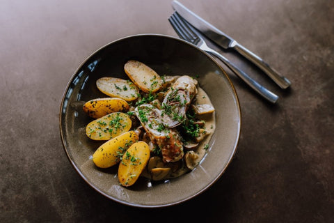 Roulade AGA Style mit Champignonrahm und Risoleekartoffeln - www.altesgewuerzamt.de