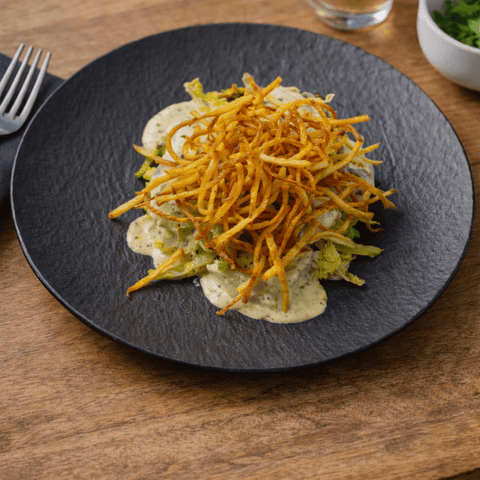 Wallerfilet gedämpft auf glasierten Wirsing mit Kräuter-Senf Beurre Blanc und Pommes Allumettes - www.altesgewuerzamt.de