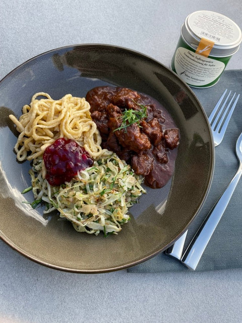 Rehragout mit Omas Soßengewürz, glasierter Spitzkohl und Spätzle - www.altesgewuerzamt.de