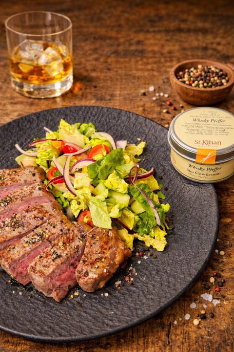 Whisky flamed Steak mit Whisky Pfeffer auf Chopped Salad - www.altesgewuerzamt.de