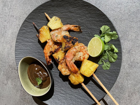 Thailändische Garnelenspieße mit Ananas und Mayonnaise vom fermentierten schwarzen Knoblauch - www.altesgewuerzamt.de