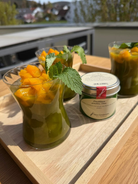 Matcha Eistee mit Pfirsich und Zimtblüte - www.altesgewuerzamt.de