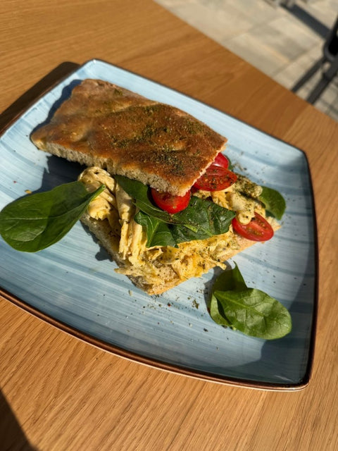 Sofies Focaccia mit Rührei, jungem Spinat und Pausenzauber - www.altesgewuerzamt.de