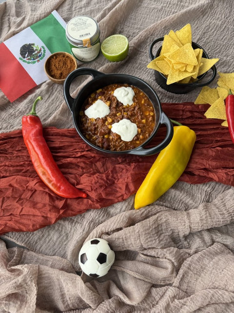 Chili con Carne mit Nachos und Limetten Creme Fraiche - www.altesgewuerzamt.de