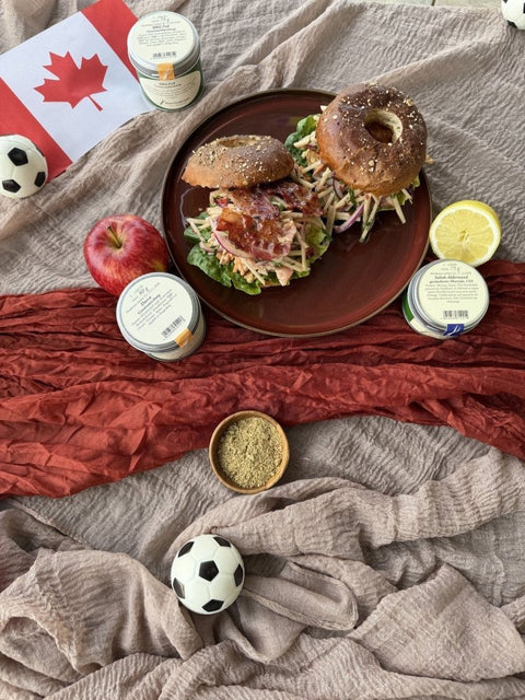 Smokey Lachs auf Bagel mit Apfel-Cranberry Salat, Ahorn Sirup und Bacon - www.altesgewuerzamt.de