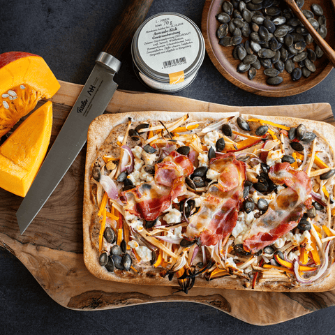 Flammkuchen mit Kürbis, Apfel und Feta