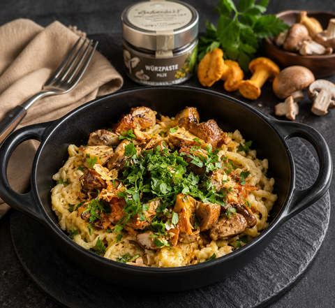 Käse-Spätzle mit gebratenen Pilzen, Würzpaste „Pilze“ und Röstzwiebeln