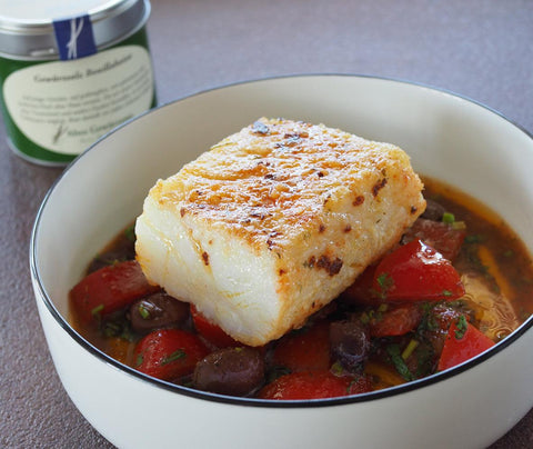 Bacalao mit Gewürzsalz Bouillabaisse auf Tomatensalat (Oliven) - www.altesgewuerzamt.de