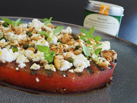 Feta auf gegrillter Wassermelone mit Vilgis Wasser - www.altesgewuerzamt.de