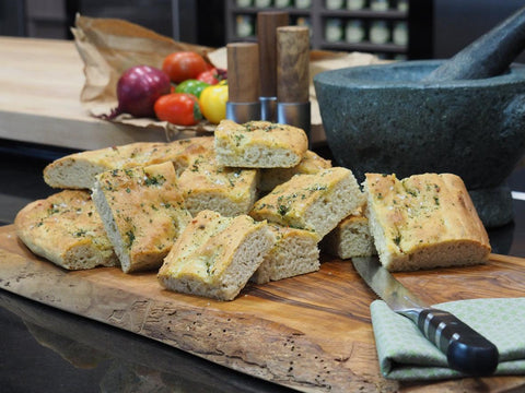 Focaccia mit Mallorquinischem Kräutergarten & Sonnensalz Flocken - www.altesgewuerzamt.de