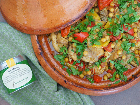 Hähnchen-Tajine mit Kichererbsen, Tomaten, Koriander und Raz el Hanout - www.altesgewuerzamt.de