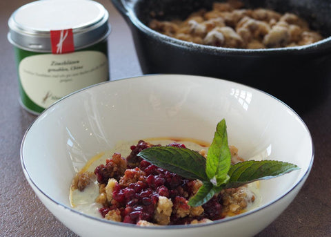 Himbeer-Crumble mit Zimtblüten-Streusel & Vanillesahne mit Zimtblüten - www.altesgewuerzamt.de