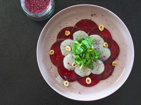 Jakobsmuschel-Carpaccio mit Sylter Wildbeerensalz, Haselnussöl, roter Beete und kleinem Feldsalat - www.altesgewuerzamt.de