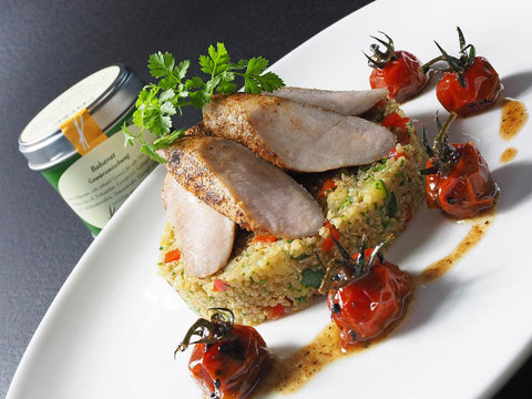 Kaninchenrücken mit Baharat gebraten, Gemüse-Quinoa & confierten Kirschtomaten - www.altesgewuerzamt.de