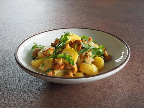 Kartoffelsalat mit Rucola und Pfifferlingen mit Würzpaste Umami - www.altesgewuerzamt.de