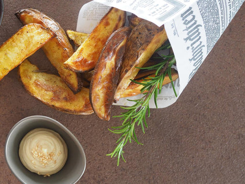 Knusprige Wedges mit Sesam-Mayonnaise und Hollands Frittenwürze - www.altesgewuerzamt.de