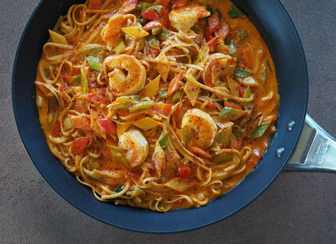 Linguine mit Riesengarnelen auf Wurzelgemüse mit Berg-Lorbeerblätter und Chili Bird‘s Eye - www.altesgewuerzamt.de