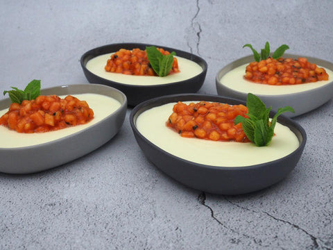 Mousse von weißer Schokolade mit Papaya und Verbena-Pfeffer - www.altesgewuerzamt.de