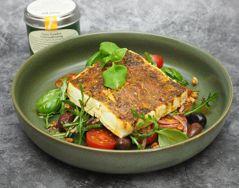 Ofen-Feta mit Gyros Gewürz auf Oliven-Tomatensalat und gerösteten Pinienkernen - www.altesgewuerzamt.de