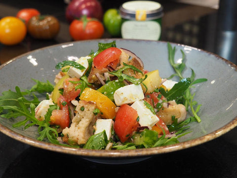 Pikanter Tomaten-Brotsalat mit Chat Masala, roten Zwiebeln, Feta und Rucola - www.altesgewuerzamt.de