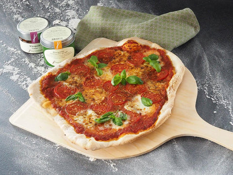 Pizza Margherita mit Römergewürz und Würzpaste Tomate - www.altesgewuerzamt.de