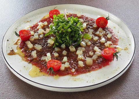 Rinder-Carpaccio mit Zitronen-Pfeffer, Streusel vom Harzer Handkäs und grüne Soße-Kräutersalat - www.altesgewuerzamt.de