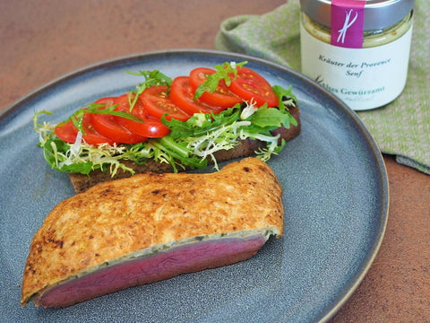 Rumpsteak Strindberg mit Kräuter der Provence Senf und Tomaten-Rucola-Stulle - www.altesgewuerzamt.de