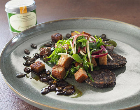 Sauerteig-Brotsalat mit Tiroler Brotgewürz, roten Zwiebeln und Blutwurst - www.altesgewuerzamt.de