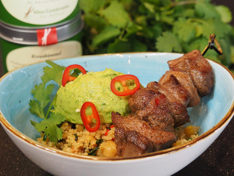 Scharfe Lammspießchen mit Taboulé und Avocado-Dip - www.altesgewuerzamt.de