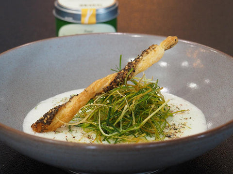 Spargelsuppe mit Lauchstroh und Zatar-Blätterteigstangen - www.altesgewuerzamt.de