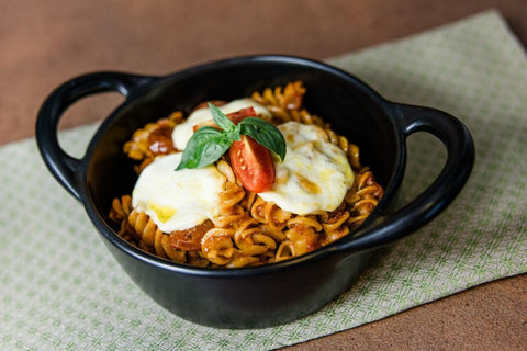 Spirelli mit Römergewürz, Tomatensoße und Mozzarella überbacken - www.altesgewuerzamt.de