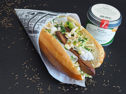 Weißwurst Hot Dog mit Süßer-Senf-Mayonnaise, Kümmel-Spitzkohl und gesalzenem Rettich - www.altesgewuerzamt.de