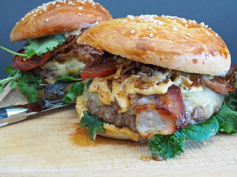 Whisky Flamed Burger mit Cajun Spice - www.altesgewuerzamt.de