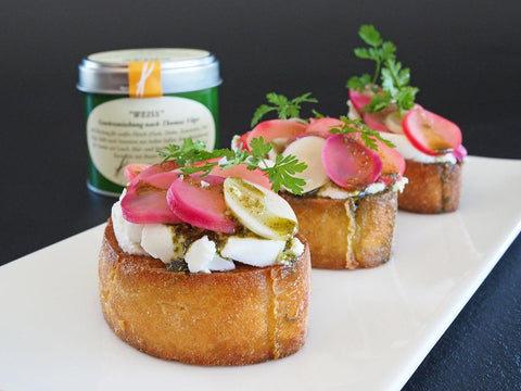 Ziegenfrischkäse-Crostini mit gepickelten Radieschen und Vilgis Weiss - www.altesgewuerzamt.de