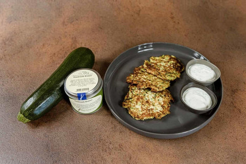 Zucchinipuffer mit Gewürzsalz Kräuter und Joghurt-Dip - www.altesgewuerzamt.de